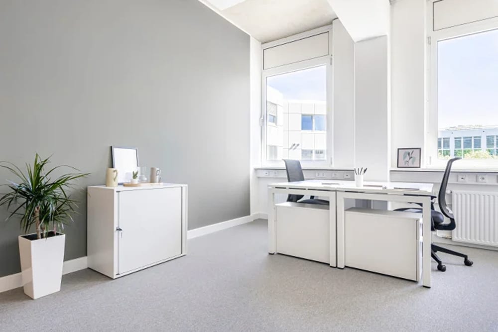 Businesscenter 16868 Via Del Campo Court Rent office 16868 Via Del Campo Court — photo 1