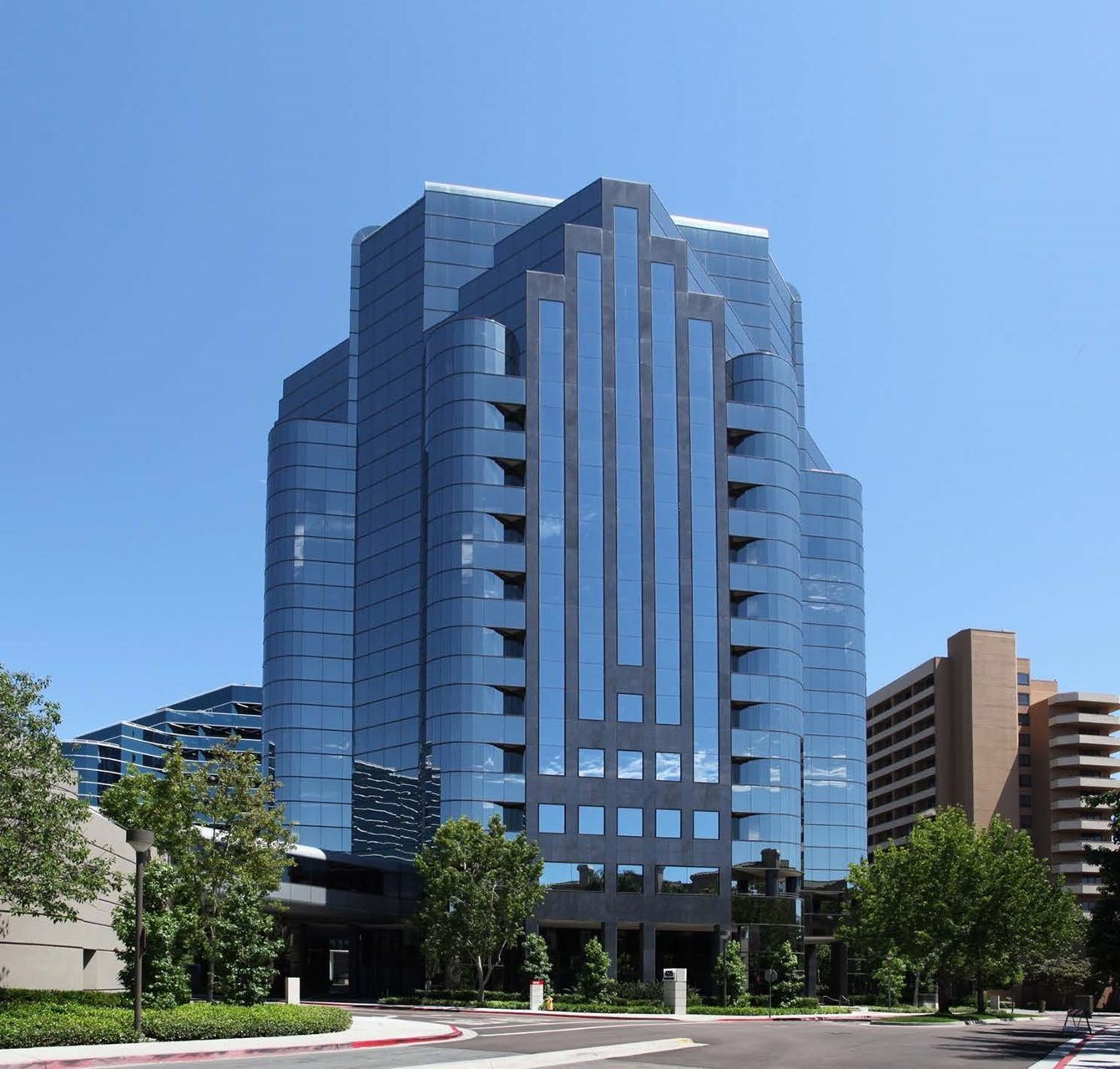 बिज़नेस सेंटर 4225 Executive Square Rent office 4225 Executive Square — photo 1