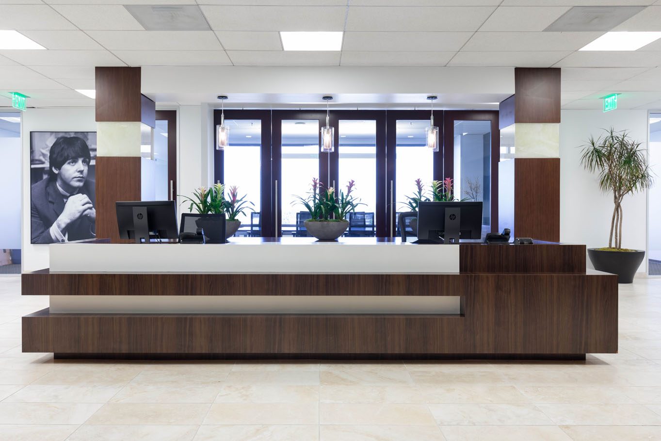 बिज़नेस सेंटर 4225 Executive Square Rent office 4225 Executive Square — photo 2