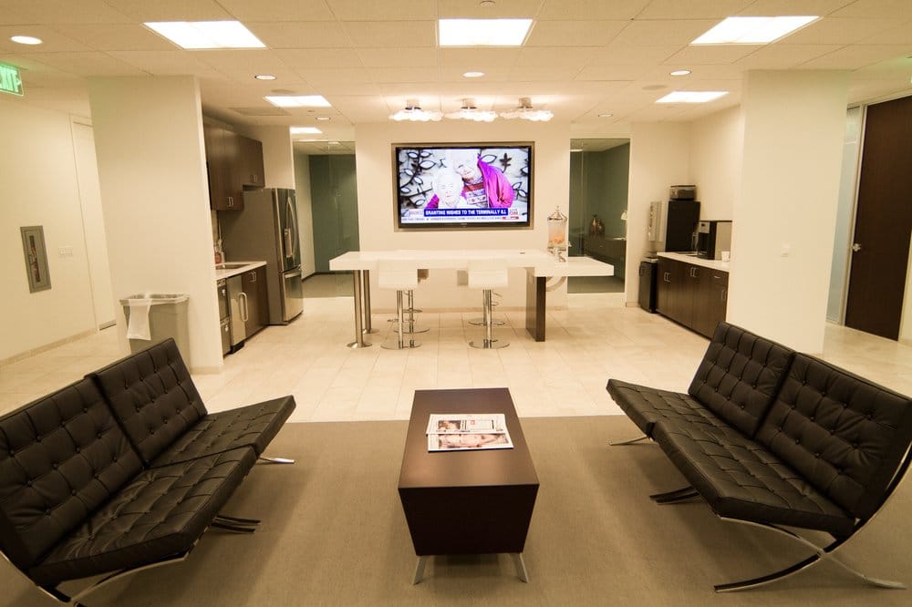 Επιχειρηματικό κέντρο 600 West Broadway Rent office 600 West Broadway — photo 1